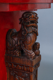 Een Chinese qianjiang cai plaquette in houten tafel gemonteerd, 19/20e eeuw