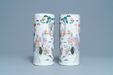 Une paire de porte-chapeaux en porcelaine de Chine famille rose &agrave; d&eacute;cor des '100 gar&ccedil;ons', marque de Qianlong, 19&egrave;me