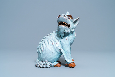 Un mod&egrave;le d'un qilin en gr&egrave;s porcelaineux dite 'de Shiwan', 18/19&egrave;me