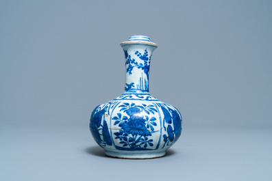 Un kendi en porcelaine de Chine en bleu et blanc, Wanli