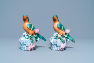 Une paire de bougeoirs en forme d'oiseaux en porcelaine de Chine famille rose, Qianlong