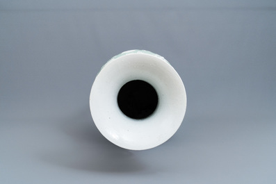Un vase de taille exceptionelle en porcelaine de Chine &agrave; fond c&eacute;ladon, 19&egrave;me