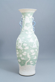 Un vase de taille exceptionelle en porcelaine de Chine &agrave; fond c&eacute;ladon, 19&egrave;me