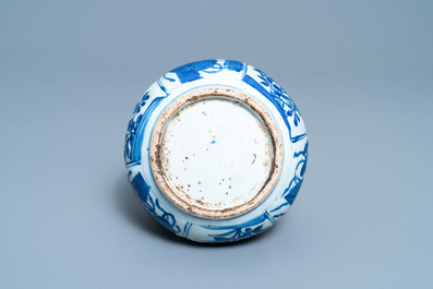 Un kendi en porcelaine de Chine en bleu et blanc, Wanli