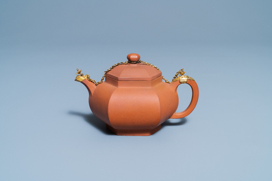 Een Chinese Yixing steengoed theepot met vergulde montuur, Kangxi