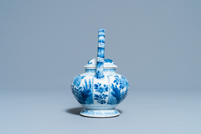 Une th&eacute;i&egrave;re couverte en porcelaine de Chine en bleu et blanc, Kangxi