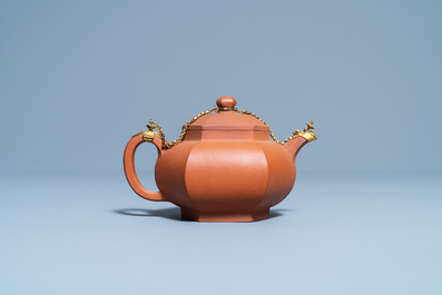 Een Chinese Yixing steengoed theepot met vergulde montuur, Kangxi