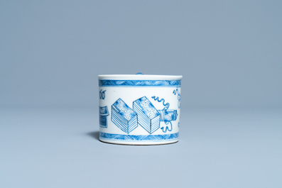 Een Chinese blauw-witte inktpot met decor van antiquiteiten, Kangxi