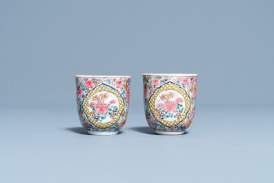 Une paire de tasses en porcelaine de Chine famille rose, Yongzheng