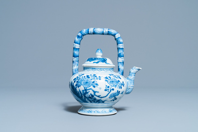 Une th&eacute;i&egrave;re couverte en porcelaine de Chine en bleu et blanc, Kangxi