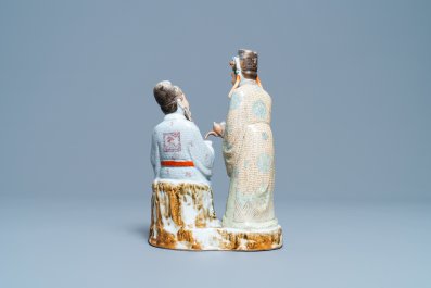 Een Chinese polychrome groep met twee theedrinkers, zegelmerk, Republiek