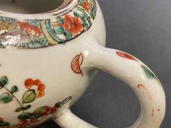 Deux trembleuses, une th&eacute;i&egrave;re et une assiette en porcelaine de Chine famille verte, Kangxi