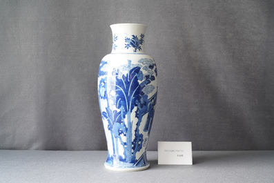 Une paire de vases en porcelaine de Chine en bleu et blanc &agrave; d&eacute;cor de musiciennes et de danseuses, Kangxi