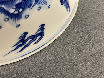 Een Chinese blauw-witte kom met draken en karpers, Xuande merk, Kangxi