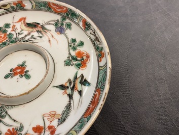 Deux trembleuses, une th&eacute;i&egrave;re et une assiette en porcelaine de Chine famille verte, Kangxi