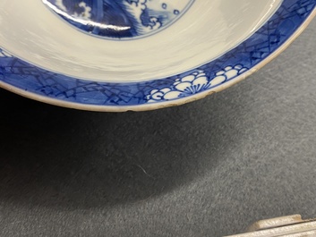 Un bol en porcelaine de Chine en bleu et blanc &agrave; d&eacute;cor de dragons et carpes, marque de Xuande, Kangxi