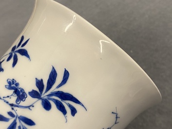 Een Chinese blauw-witte vaas met musicerende en dansende dames, Kangxi