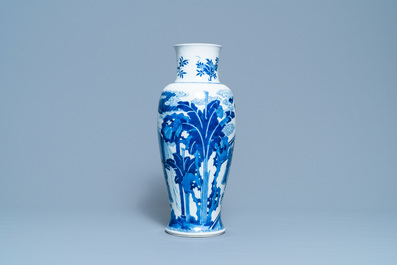 Une paire de vases en porcelaine de Chine en bleu et blanc &agrave; d&eacute;cor de musiciennes et de danseuses, Kangxi