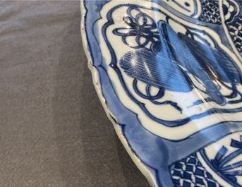 Un tr&egrave;s grand plat en porcelaine de Chine en bleu et blanc de type kraak &agrave; d&eacute;cor d'un animal mythique, Wanli