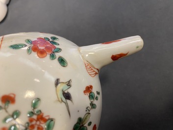 Deux trembleuses, une th&eacute;i&egrave;re et une assiette en porcelaine de Chine famille verte, Kangxi