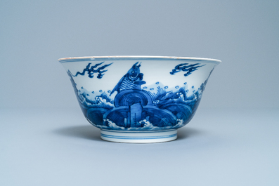 Een Chinese blauw-witte kom met draken en karpers, Xuande merk, Kangxi