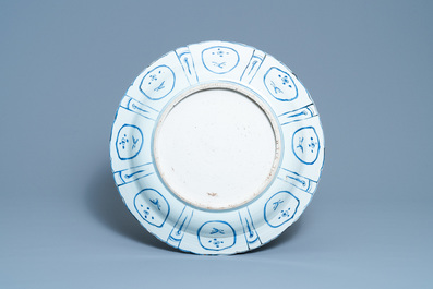 Un tr&egrave;s grand plat en porcelaine de Chine en bleu et blanc de type kraak &agrave; d&eacute;cor de ph&eacute;nix, Wanli