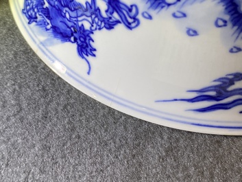 Een Chinese blauw-witte kom met draken en karpers, Xuande merk, Kangxi