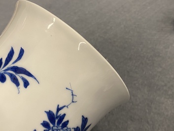 Een Chinese blauw-witte vaas met musicerende en dansende dames, Kangxi