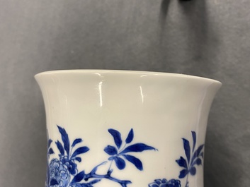 Een Chinese blauw-witte vaas met musicerende en dansende dames, Kangxi