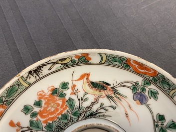 Deux trembleuses, une th&eacute;i&egrave;re et une assiette en porcelaine de Chine famille verte, Kangxi