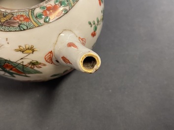 Deux trembleuses, une th&eacute;i&egrave;re et une assiette en porcelaine de Chine famille verte, Kangxi