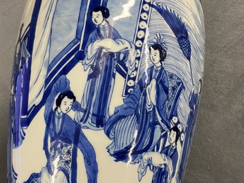 Une paire de vases en porcelaine de Chine en bleu et blanc &agrave; d&eacute;cor de musiciennes et de danseuses, Kangxi