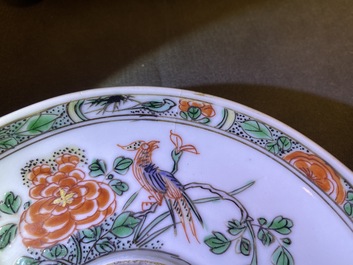 Deux trembleuses, une th&eacute;i&egrave;re et une assiette en porcelaine de Chine famille verte, Kangxi