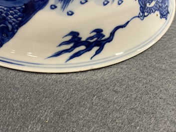 Un bol en porcelaine de Chine en bleu et blanc &agrave; d&eacute;cor de dragons et carpes, marque de Xuande, Kangxi