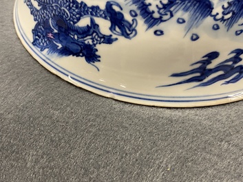 Een Chinese blauw-witte kom met draken en karpers, Xuande merk, Kangxi