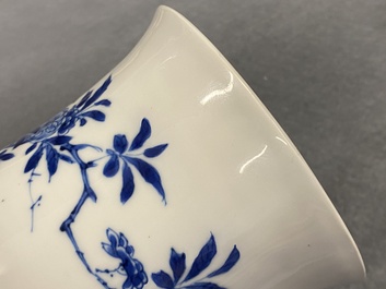 Een Chinese blauw-witte vaas met musicerende en dansende dames, Kangxi