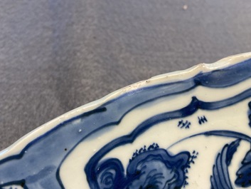 Een zeer grote Chinese blauw-witte kraakporseleinen schotel met een mythisch dier, Wanli