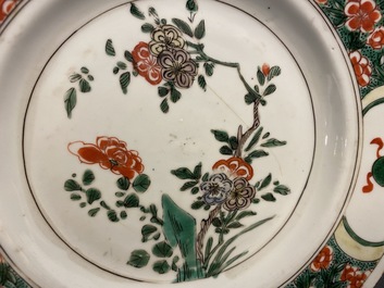 Deux trembleuses, une th&eacute;i&egrave;re et une assiette en porcelaine de Chine famille verte, Kangxi