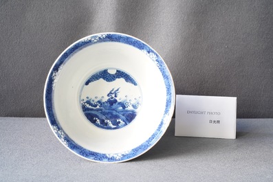 Een Chinese blauw-witte kom met draken en karpers, Xuande merk, Kangxi