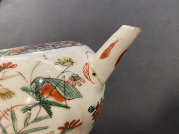 Deux trembleuses, une th&eacute;i&egrave;re et une assiette en porcelaine de Chine famille verte, Kangxi