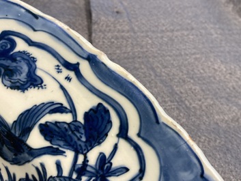 Een zeer grote Chinese blauw-witte kraakporseleinen schotel met een mythisch dier, Wanli