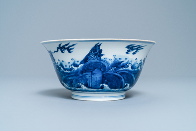 Een Chinese blauw-witte kom met draken en karpers, Xuande merk, Kangxi