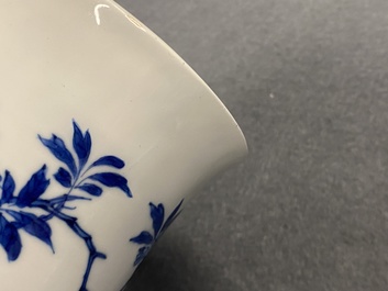 Une paire de vases en porcelaine de Chine en bleu et blanc &agrave; d&eacute;cor de musiciennes et de danseuses, Kangxi