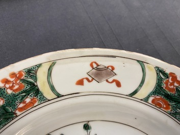 Deux trembleuses, une th&eacute;i&egrave;re et une assiette en porcelaine de Chine famille verte, Kangxi