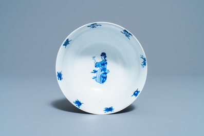 Een Chinese blauw-witte kom met Lange Lijzen, 'Qi Zhen Ru Yu' merk, Kangxi