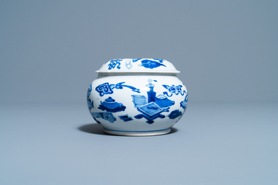 Een Chinese blauw-witte wierookbrander en deksel met antiquiteiten, Kangxi