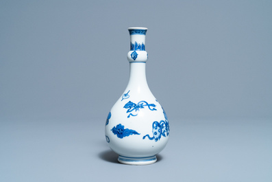 Een Chinese flesvormige blauw-witte vaas met decor van antiquiteiten, Kangxi