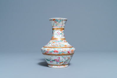Un vase en porcelaine de Chine famille rose &agrave; d&eacute;cor millefleurs, marque de l'&eacute;glise catholique de Jingdezhen, R&eacute;publique