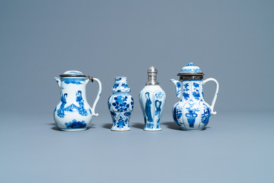 Deux verseuses couvertes et deux vases en porcelaine de Chine en bleu et blanc, Kangxi