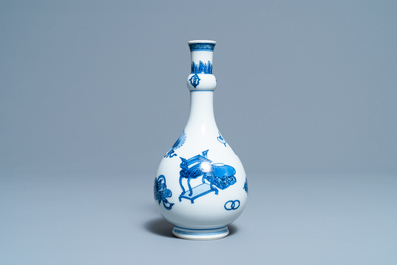 Un vase de forme bouteille en porcelaine de Chine en bleu et blanc &agrave; d&eacute;cor d'antiquit&eacute;s, Kangxi